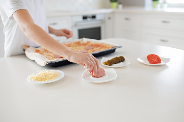 Osoba przygotowująca posiłek